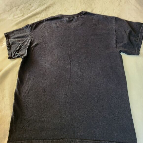 Gildan Shiny Tag Beneath The Surface Black Tshirt With Graphic Size Large - Picture 5 of 5